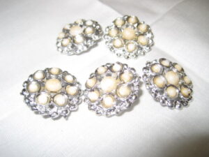 5 Vintage Buttons - Image 2