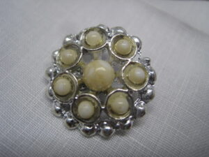 5 Vintage Buttons - Image 6