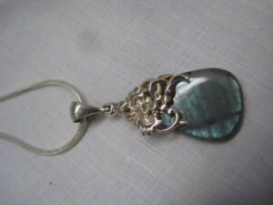 Labradorite set in Sterling bezel with chain - Image 3