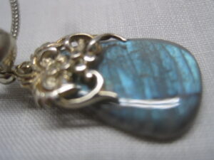 Labradorite set in Sterling bezel with chain - Image 5