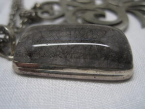 Quartz set in sterling with vintage chain - Image 4