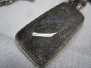 Quartz set in sterling with vintage chain - Image 7