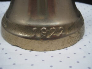 Colonial Company (USA) Brass Bell - Wooden handle 1922-1932 - Image 5