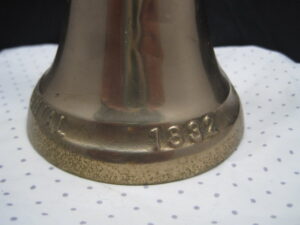 Colonial Company (USA) Brass Bell - Wooden handle 1922-1932 - Image 7