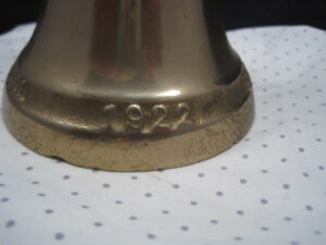 Colonial Company (USA) Brass Bell - Wooden handle 1922-1932 - Image 9