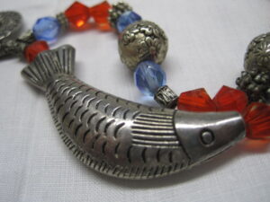 Bespoke Vintage Beaded Fish Beaded Bracelet with Drop Earrings - Image 5