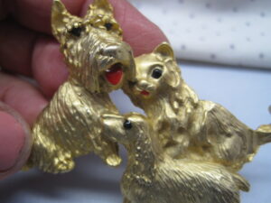 2 Dog + 1 Cat Brooch - Gold tone - Image 6