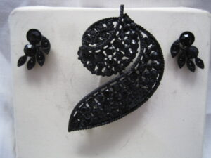 Vintage Black Jet Brooch and Earrings - Image 8